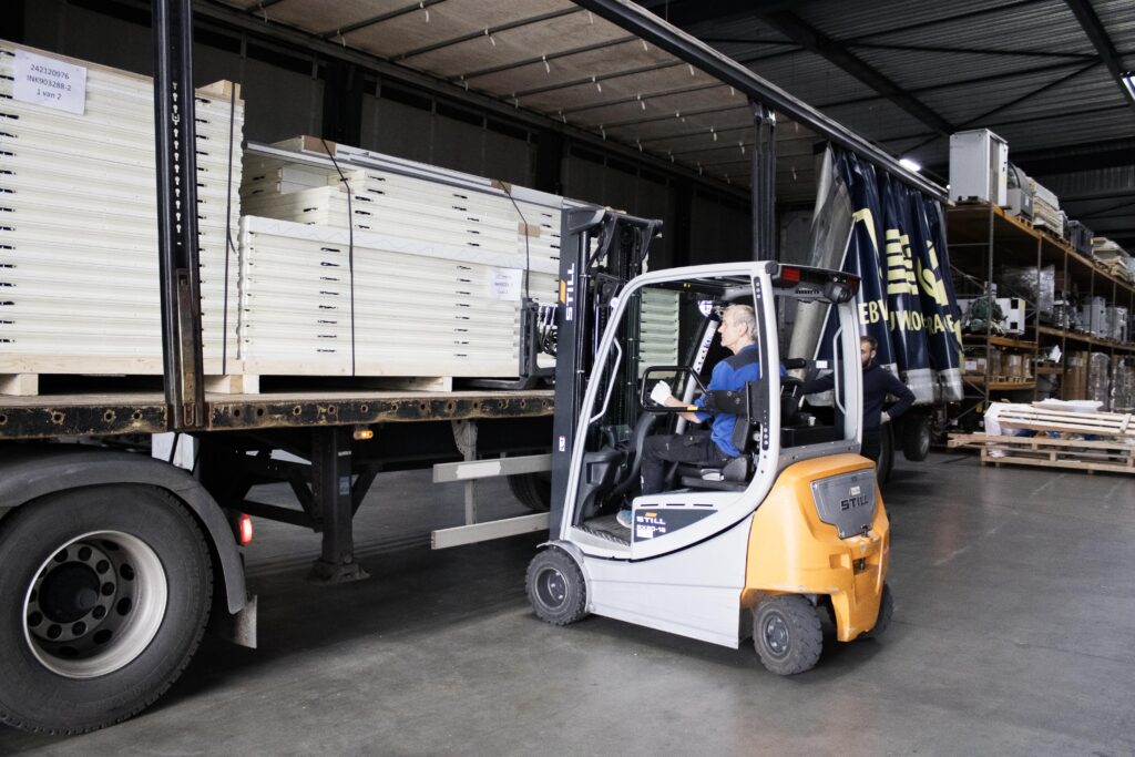 Pallets laden in de vrachtwagen voor pallets transport