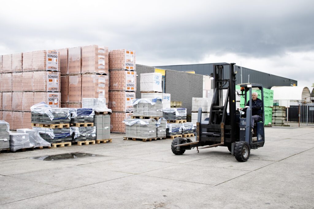 Pallets met bouwmaterialen klaar voor pallets transport