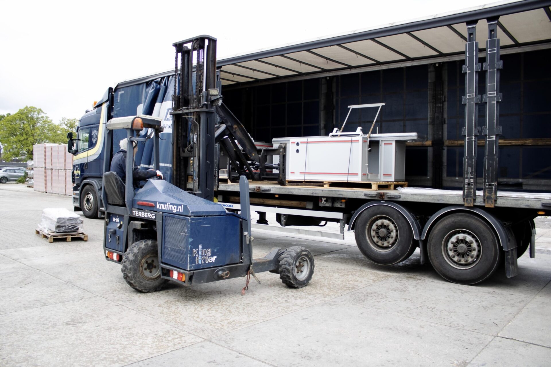 Kooiaap lost platen van de oplegger op locatie