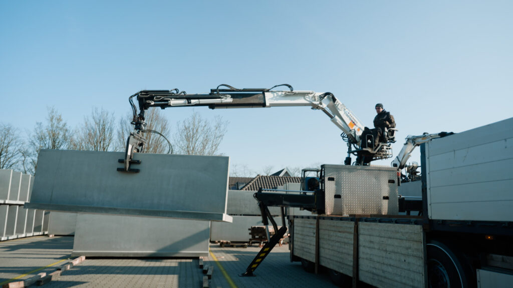 Uitladen beton tijdens bouw transport