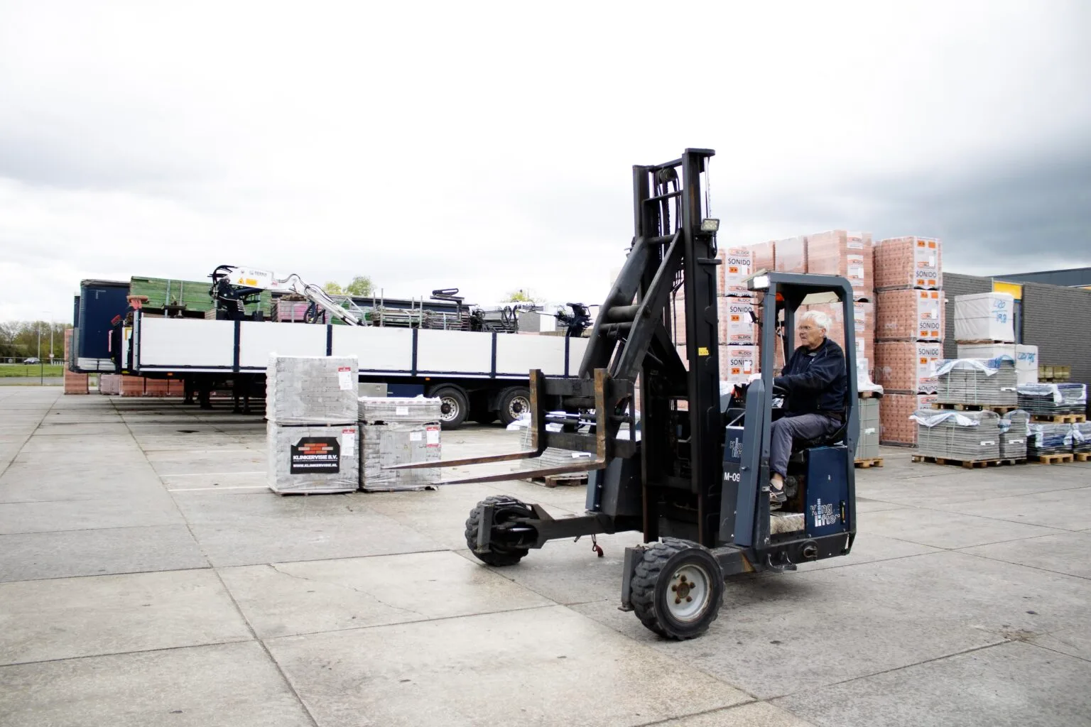 Collega bezig met uitladen transport