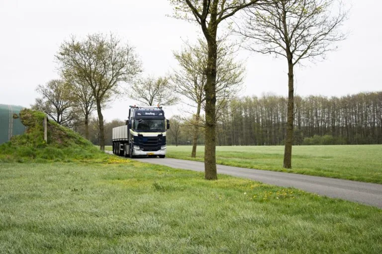Een vrachtwagen onderweg voor steen transport.