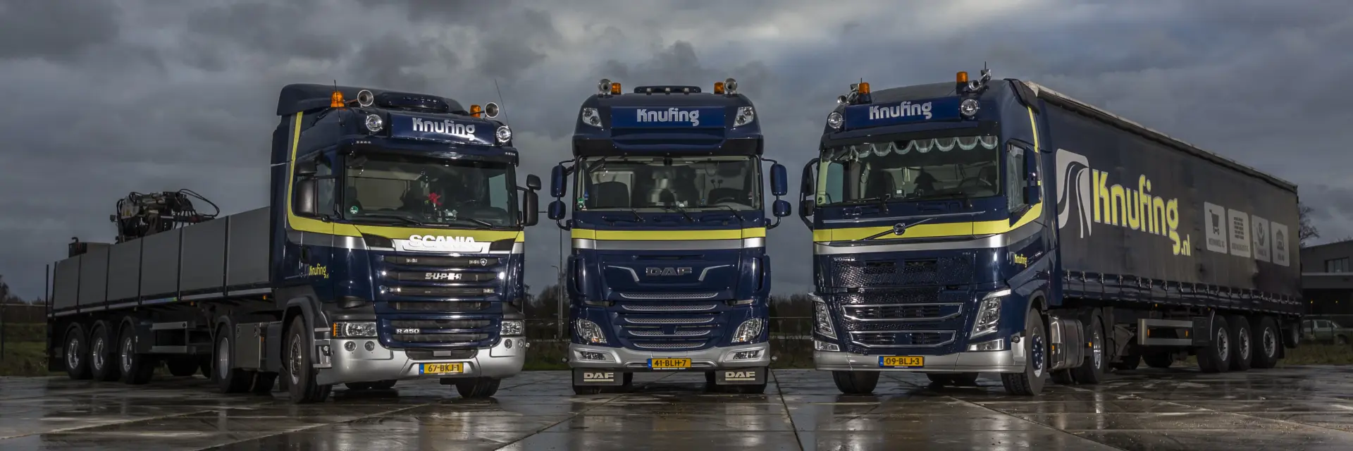 Vrachtwagens van Knufing klaar voor vertrek vanuit Groenlo