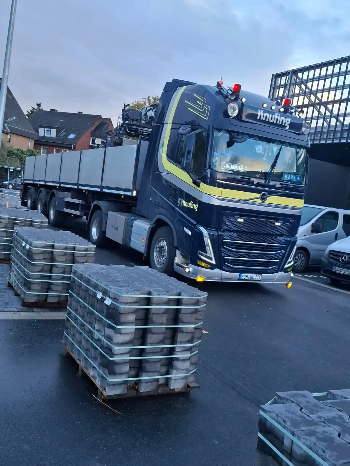 Sierbestrating transport op pallets