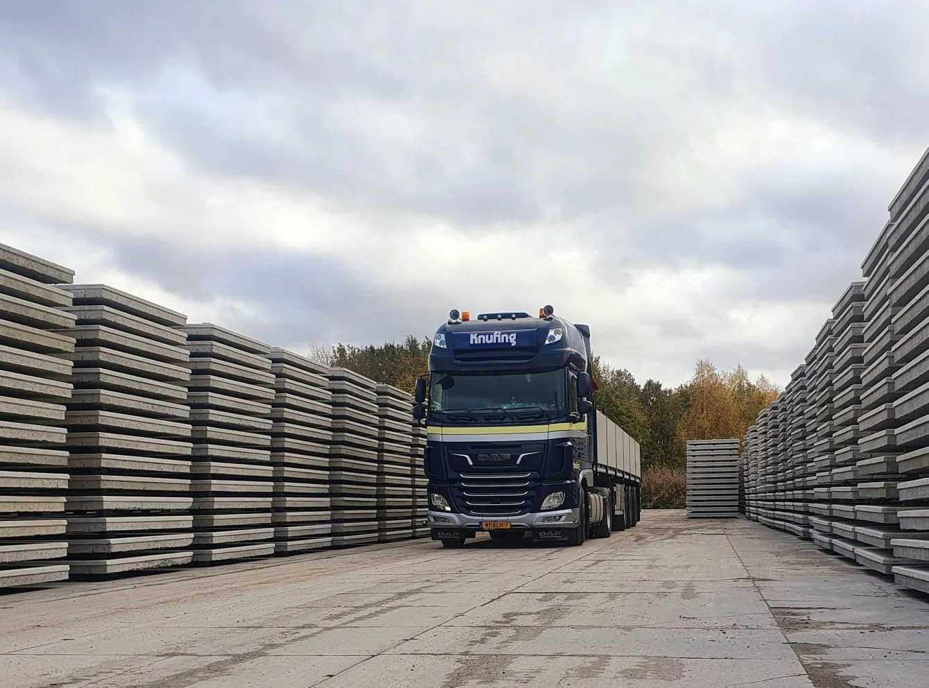 Betonplaten transport met autolaadkraan