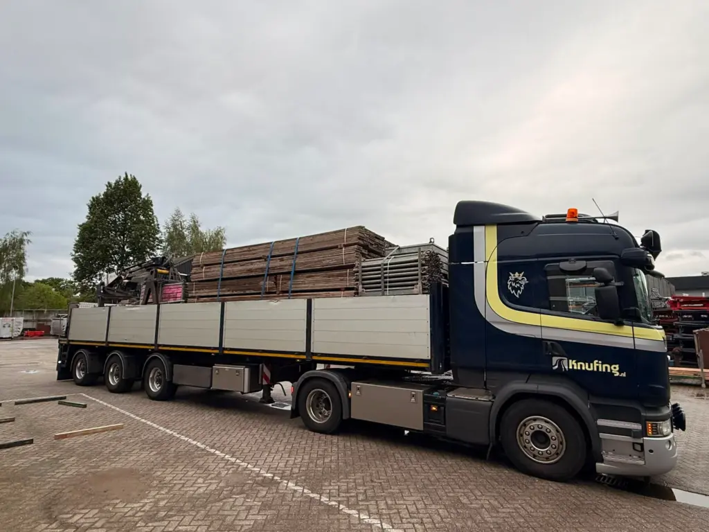Een foto van steiger transport bij Knufing Transport