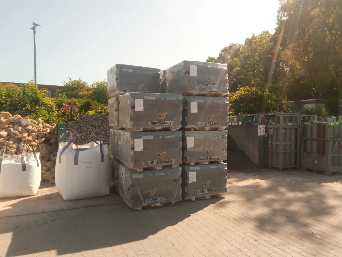 Pallets met bakstenen klaar voor levering op de bouwplaats