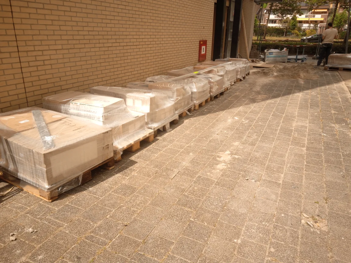 Pallets met tegels geladen voor transport