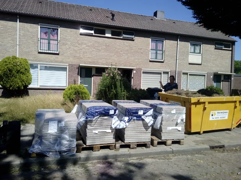 Pallets met stenen klaar voor transport naar Duitsland