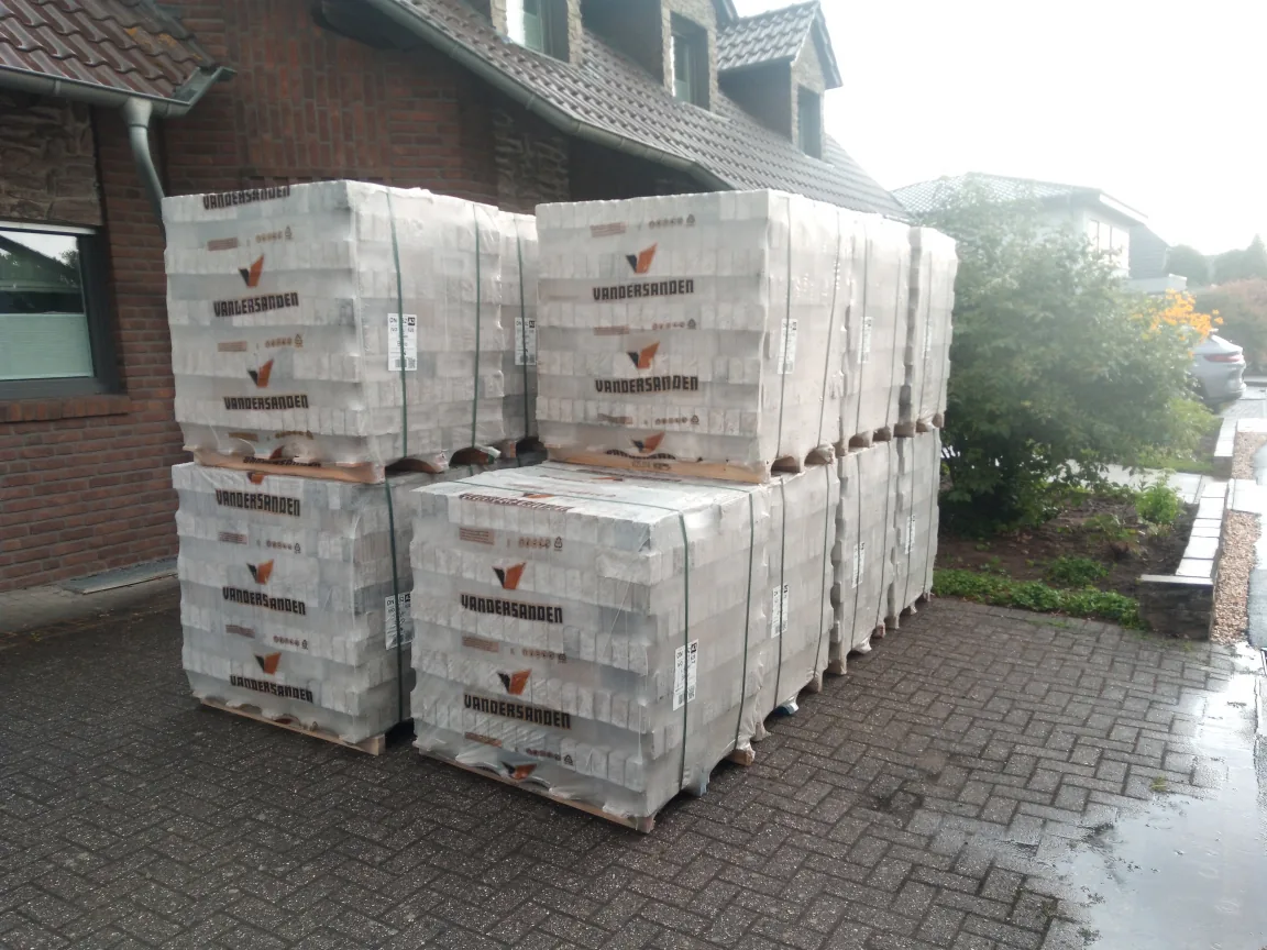 Gevelstenen op pallets geladen voor transport