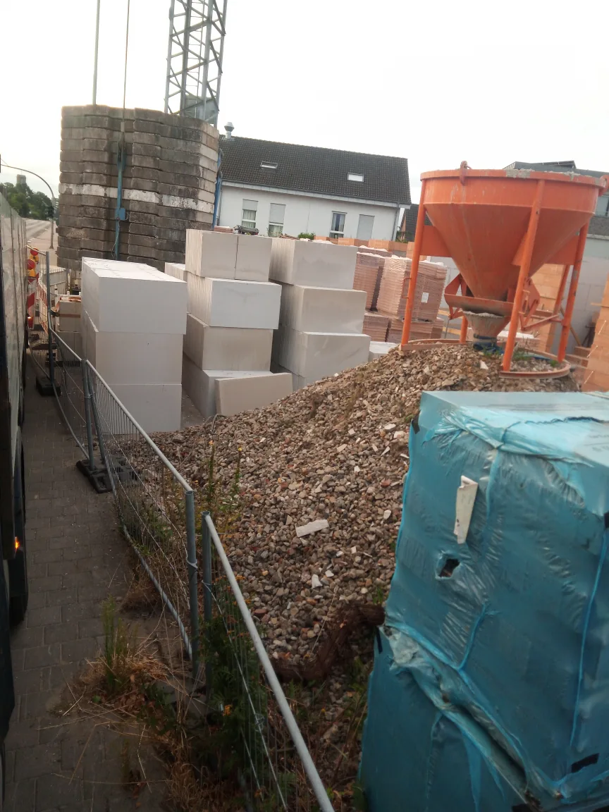 Kalkzandstenen op pallets klaar voor de bouwplaats