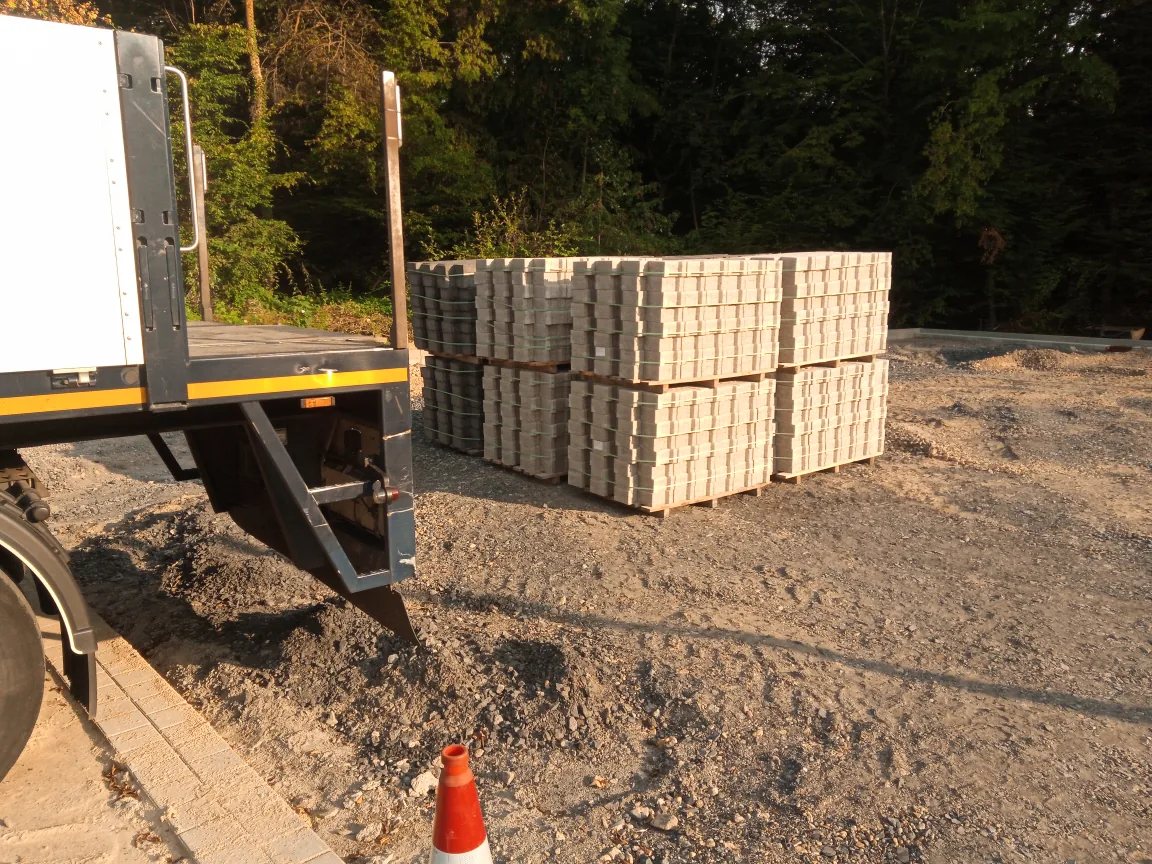Betonstenen op pallets geladen door Knufing