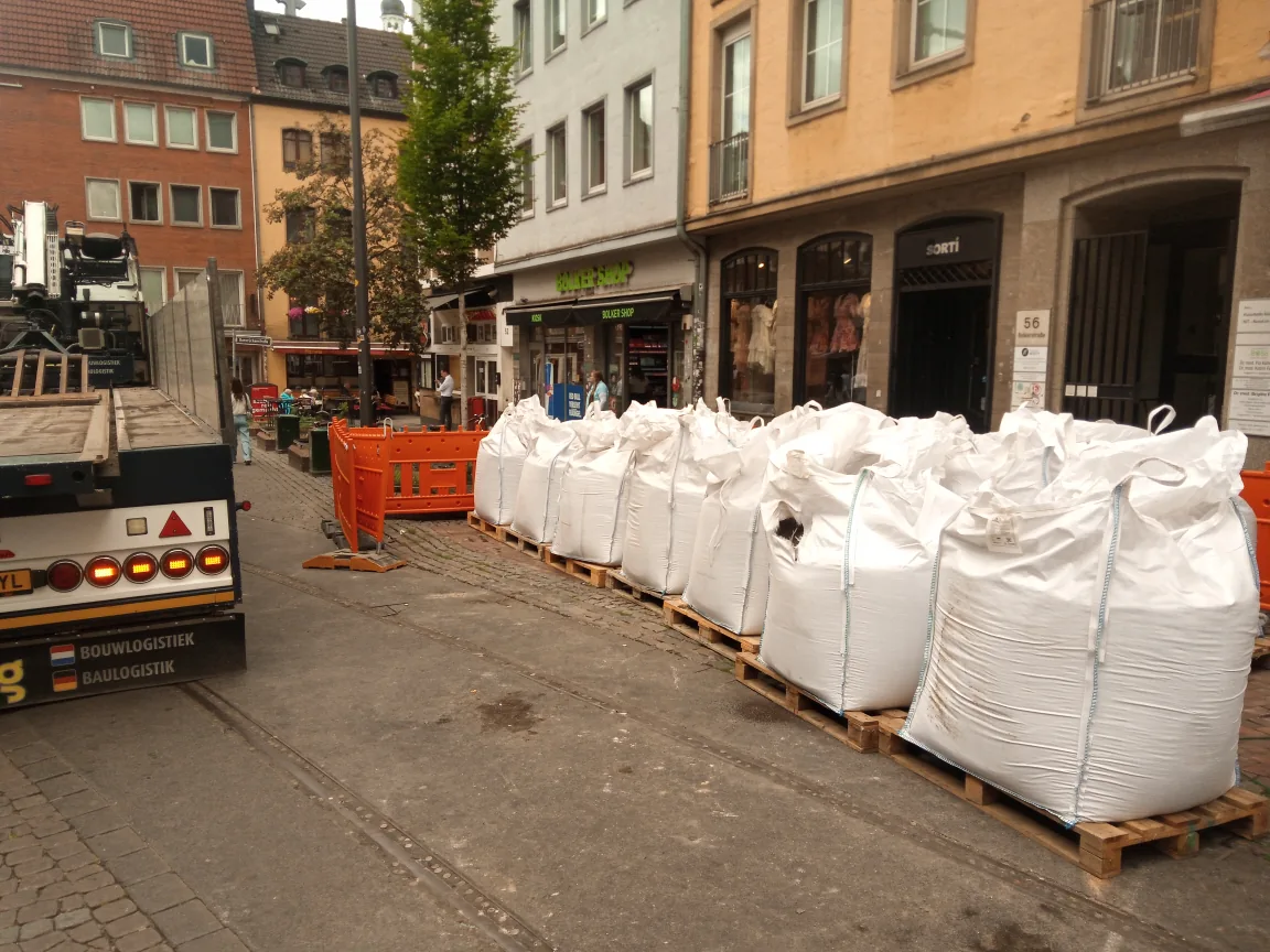 Bigbags met bouwmateriaal klaar voor transport naar Duitsland