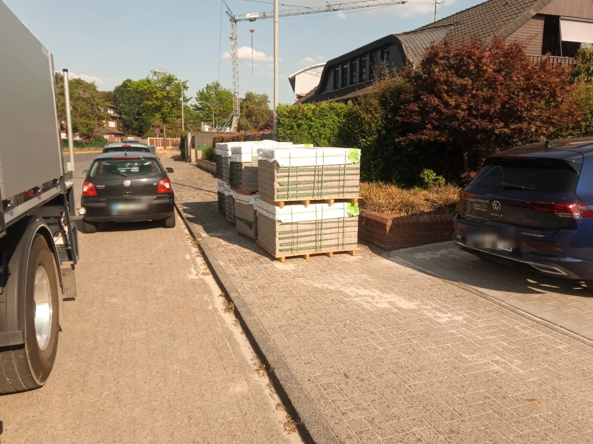 Sierbestrating op pallets gelost bij de woning