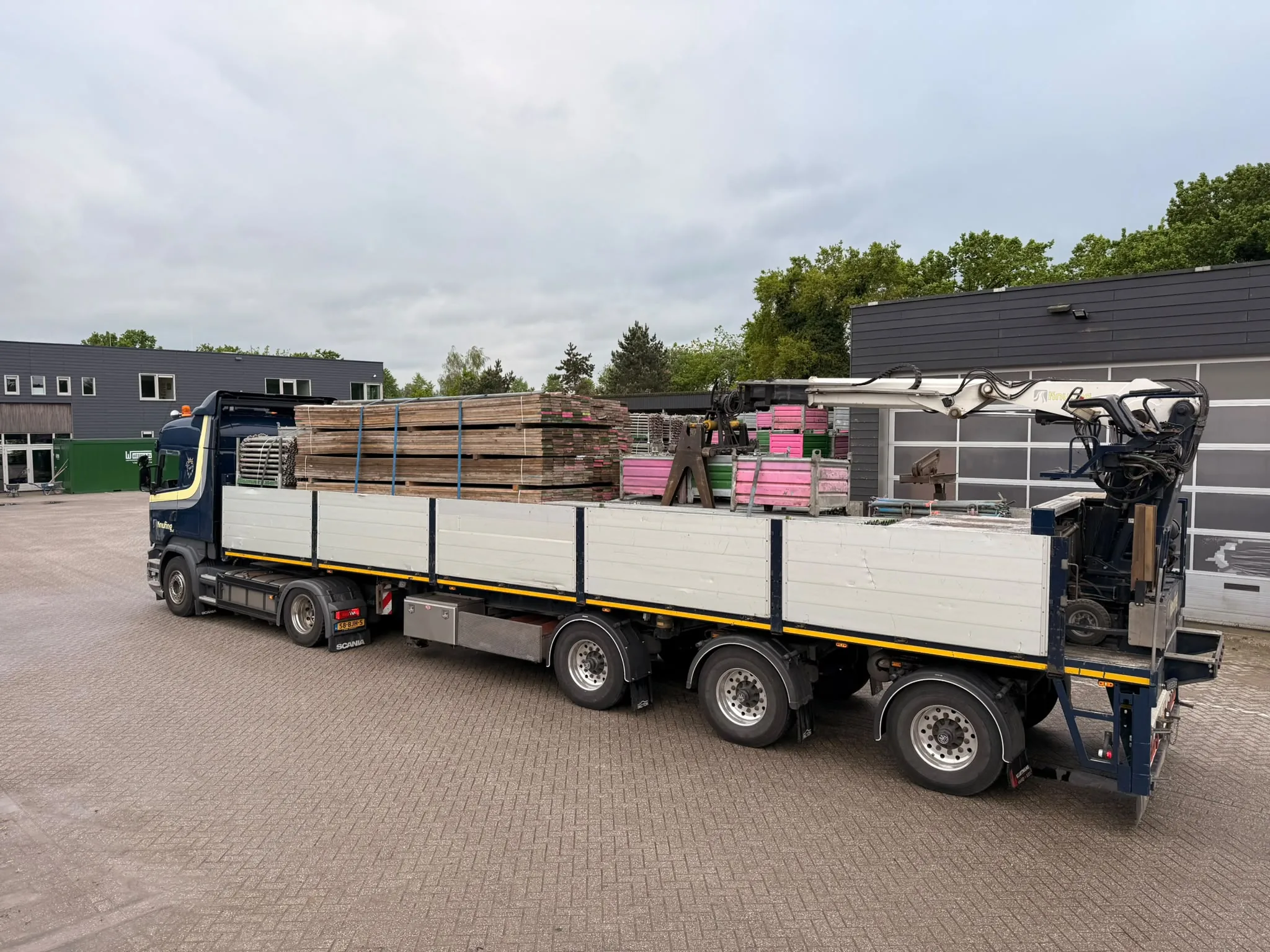 Steigermateriaal geladen voor transport bij een vaste klant